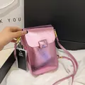 Rosafarbene Handy-Umhängetasche in Metallic-Optik mit Spiegelstruktur und Riemen - Rosa