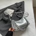 Bolso de hombro plateado metalizado con cadena gruesa y correa fina ajustable - Plateado