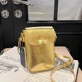 Mini-Handytasche in Metallic-Gold mit verstellbarem Riemen und praktischem Klappverschluss - Gelb