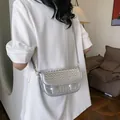 Borsa a tracolla intrecciata argento con finiture dorate e chiusura a patta donna - Argento