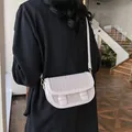 Borsa a tracolla beige intrecciata con dettagli dorati e tracolla sottile rimovibile - Bianco