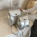 Mini-Rucksäcke in Silber mit Metallic-Riss-Struktur in zwei Größen und mit Kettenriemen - Silber Groß