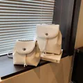 Schicker weißer Mini-Lederrucksack mit Metalldrehschloss und eleganten Kettenriemen - Weiß Groß