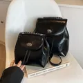 Mini-Rucksack aus glänzendem schwarzem Leder mit Silberverschluss und Kettenfriff - Schwarz Groß