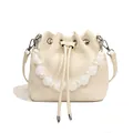 Sac seau chic couleur crème avec cordon de serrage, poignée perlée et détails argentés - Blanc