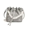 Sac seau en simili cuir gris argenté avec anse en perles blanches et cordon serrage - Argenté