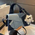 Μίνιμαλ τσάντα denim patchwork με μοντέρνο βελούδινο γούρι και λεπτό λουράκι ώμου - Patchwork Denim Μπλε
