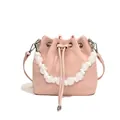 Sac seau rose chic avec poignée à perles blanches et bandoulière en cuir assortie - Rose