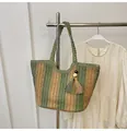 Borsa tote in paglia a righe verdi con manici intrecciati e nappina per l'estate - Taglia unica / Verde