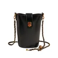 Elegante schwarze Beuteltasche aus Öl-Wachs-Leder mit goldener Kette und Metalldetail - Schwarz
