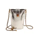 Silberne Eimer-Handtasche im Metallic-Look mit goldener Kette und Vintage-Verschluss - Silber