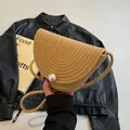 Bolso tipo cubo de paja caqui claro con perla decorativa en la solapa frontal - Caqui