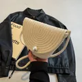 Bolso tipo cubo de paja tejida en color crema con detalle de perla y correa - Blanco Roto