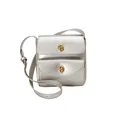 Detail van zilveren metallic crossbodytas met dubbele gouden draaisluitingen - Zilver