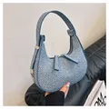 Blauw en wit geweven hobo schoudertas met zilveren hardware en dubbele ritsen - Blauw