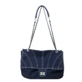 Sac en jean bleu foncé à chaîne avec surpiqûres blanches et fermoir rotatif argenté - Bleu foncé