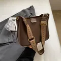 Bolso bandolera retro marrón oscuro con correa ancha estampada y herrajes dorados - Marrón