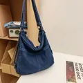 Donkerblauwe denim shopper met witte stiksels en metalen ringen voor schouderbanden - Donkerblauw