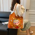 Süße orangefarbene Canvas-Einkaufstasche mit Cartoon-Leopard für Damen am Model - Orange