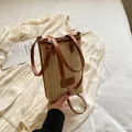 Bolso tipo cubo de paja beige hecho a mano con ribete de cuero marrón y bandolera - Blanco Roto