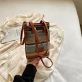 Bolso bandolera de paja a rayas de colores con correas de cuero marrón para vacaciones de verano - Multicolor