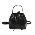 Zaino in pelle verniciata nera lucida con chiusura a coulisse e finiture argento - Nero