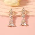 Orecchini pendenti dorati di lusso con cristalli brillanti e perle eleganti - Bianco