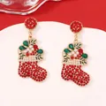 Boucles d'oreilles chaussettes de Noël étincelantes avec strass rouges et perles - Rouge