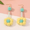 Pendientes colgantes de flores de peluche con pétalos amarillos y centro azul - Amarillo