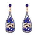 Detalle de pendientes botella de champán con cristales azules y grabado dorado - Azul