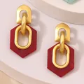 Pendientes vintage geométricos con resina hexagonal roja y detalles en dorado mate fino - Hexágono Rojo