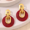 Pendientes geométricos vintage con cierre en U dorado y colgantes redondos rojos - Redondo Rojo