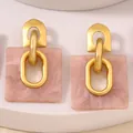 Pendientes cuadrados de acrílico rosa con tachuelas de oro mate y textura de mármol - Rosa Cuadrado