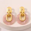 Pendientes dorados con colgante circular de textura mármol rosa estilo retro elegante - Rosa Redondo