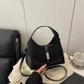 Elegante bolso negro de gamuza y cuero con cierre dorado y correa de hombro ajustable - Negro