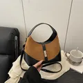 Bolso hobo de retazos negro y marrón con hebilla dorada y correa ajustable - Marrón Oscuro