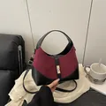 Bolso bandolera bicolor en ante burdeos y cuero negro con elegante cierre de hebilla metálica - Rojo