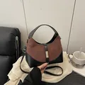 Bolso de mano bicolor en gamuza marrón y cuero negro, diseño elegante tipo bandolera - café