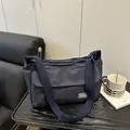 Dunkelblaue Umhängetasche aus strapazierfähigem Nylon mit minimalistischer Klappentasche - Blau