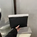 Minimalistische zwarte crossbodytas met witte sherpa-afwerking voor dames - Zwart
