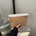 Bruine bucketbag van imitatieleer met witte faux fur rand en getextureerd oppervlak - Khaki