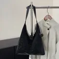 Retro schwarze große Tragetasche mit Used-Kunstleder-Textur und weißen Nahtdetails - Schwarz