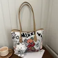Borsa tote in tela bianca con graffiti, motivi di orsetti colorati e ciondolo a nuvola - Con Ciondolo / Cachi