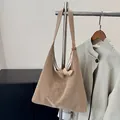 Minimalistische Vintage-Tragetasche in Dunkelbeige aus weichem Leder mit breitem Gurt - Khaki