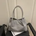 Minimalistische lichtgrijze tote bag met geplooide details en lange handvatten - Grijs