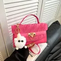 Sac à main rose plissé avec fermoir doré et accessoire de charme en peluche - Avec Pendentif / Rose