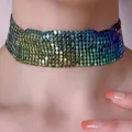 Collier ras du cou à paillettes irisées avec dégradé métallique sur le cou - Style Séquins Irisés Vert