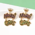 Pendientes de corona Mardi Gras con letras brillantes en color púrpura y verde - Morado Verde Dorado