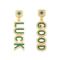 Χρυσά σκουλαρίκια με γράμματα LUCKY και GOOD διακοσμημένα με λευκές και πράσινες πέρλες - Λευκές και Πράσινες Χάντρες