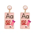Detail von Ohrringen zum Thema Schule mit rosa Bleistiften, Aa-Briefen und Perlen - Rosa 100 Punkte